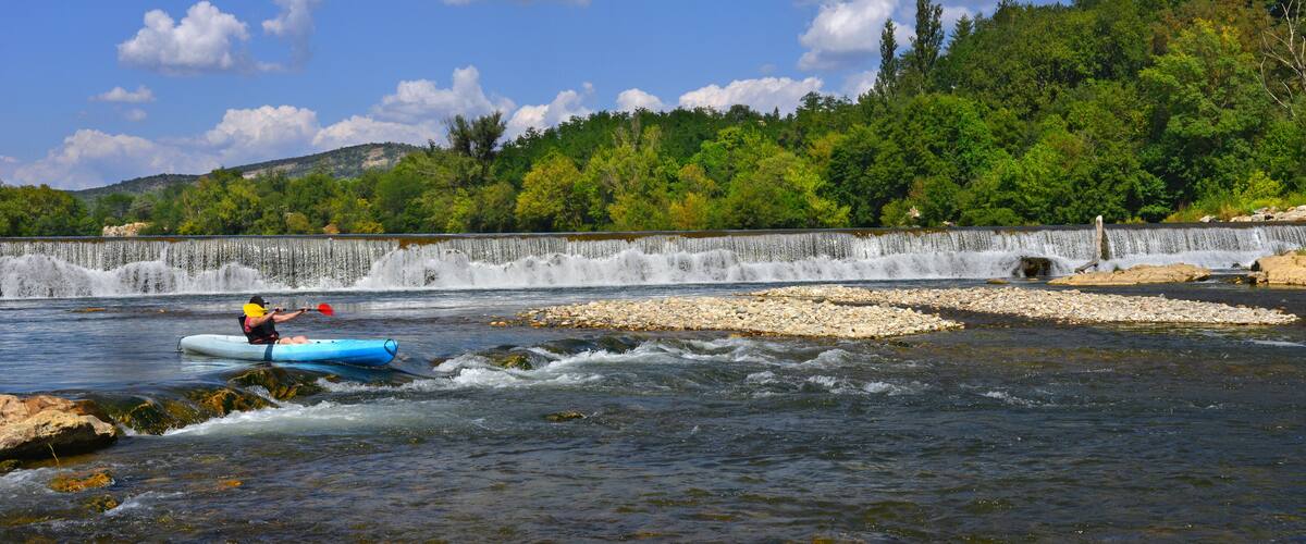 Panoramique un canoë bleu aux chutes sur l'Ardèche entre Salavas (07150) et Vallon-Pont-d'Arc (07150), département de l'Ardèche en région Auvergne-Rhône-Alpes, France