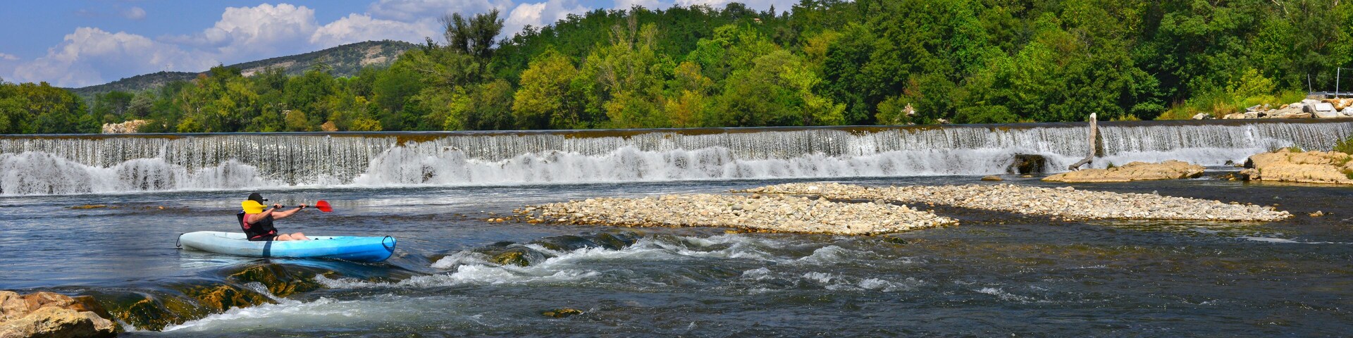 Panoramique un canoë bleu aux chutes sur l'Ardèche entre Salavas (07150) et Vallon-Pont-d'Arc (07150), département de l'Ardèche en région Auvergne-Rhône-Alpes, France