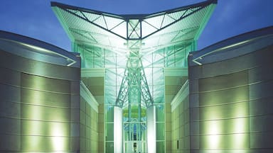 Fayetteville que incluye escenas nocturnas y arquitectura moderna