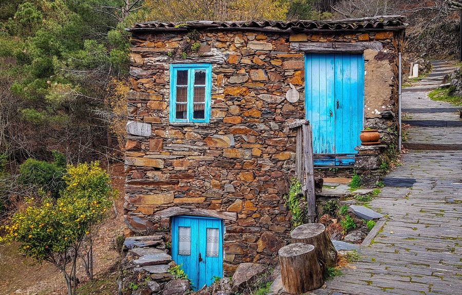The beautiful Schist Village of Cerdeira
#visitportugal #igersportugal #portugalalive #portugalcomefeitos #portugal #sharing_portugal #lousã #aldeiasdexisto #mountain #nature #tranquility #instagrammers #travelldevill #instatag #instagramanet #instaphoto #findout_portugal #village #BVSBlue