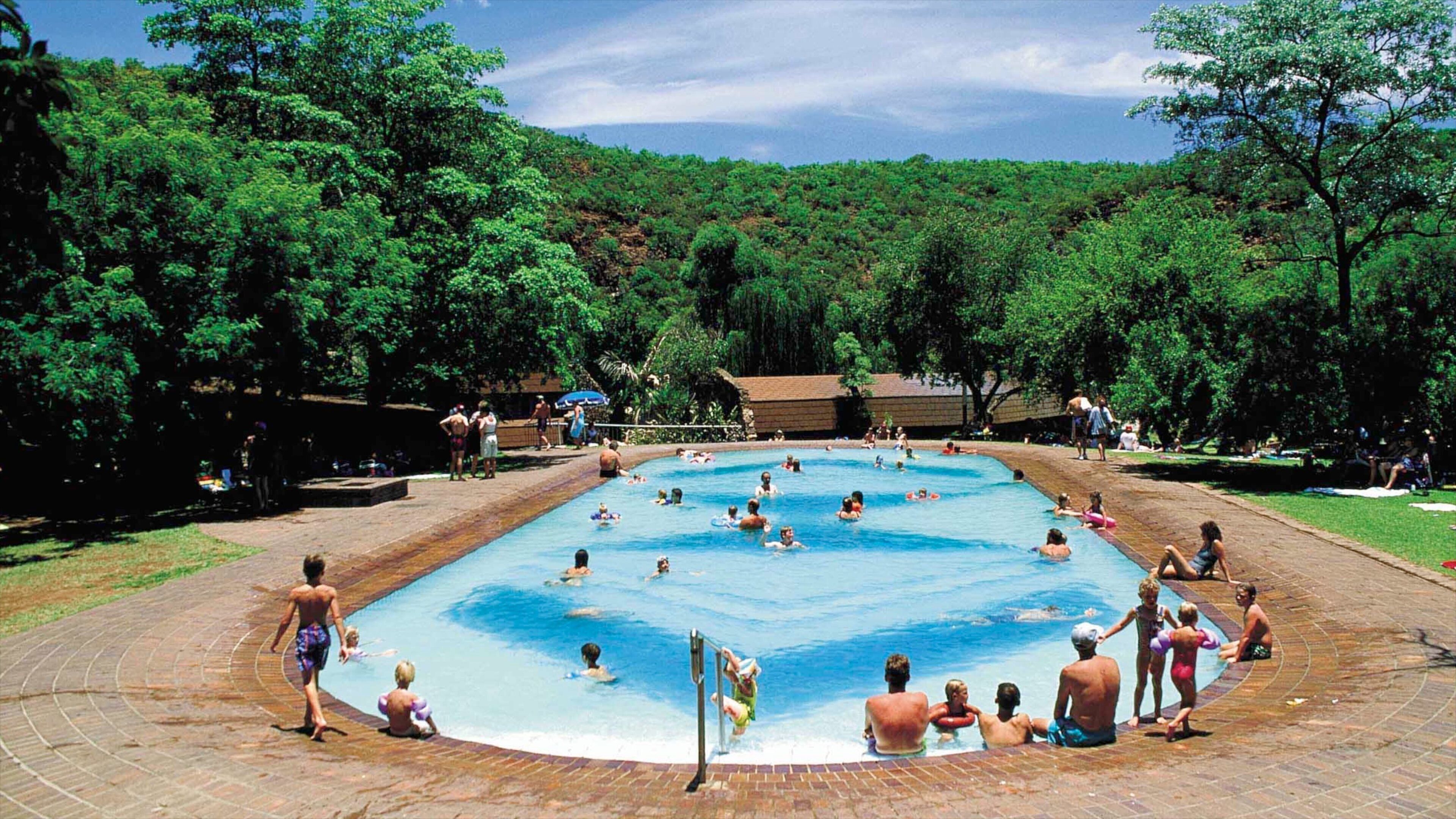 Bela-Bela que inclui um parque, natação e uma piscina