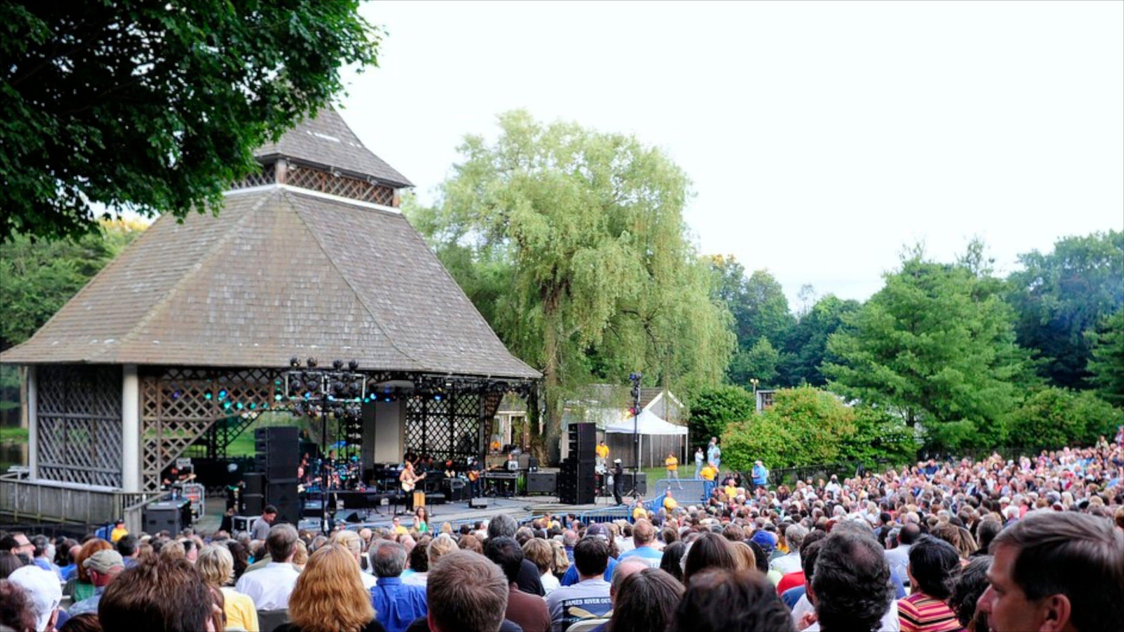 Danbury mostrando arte escénica, música y un festival
