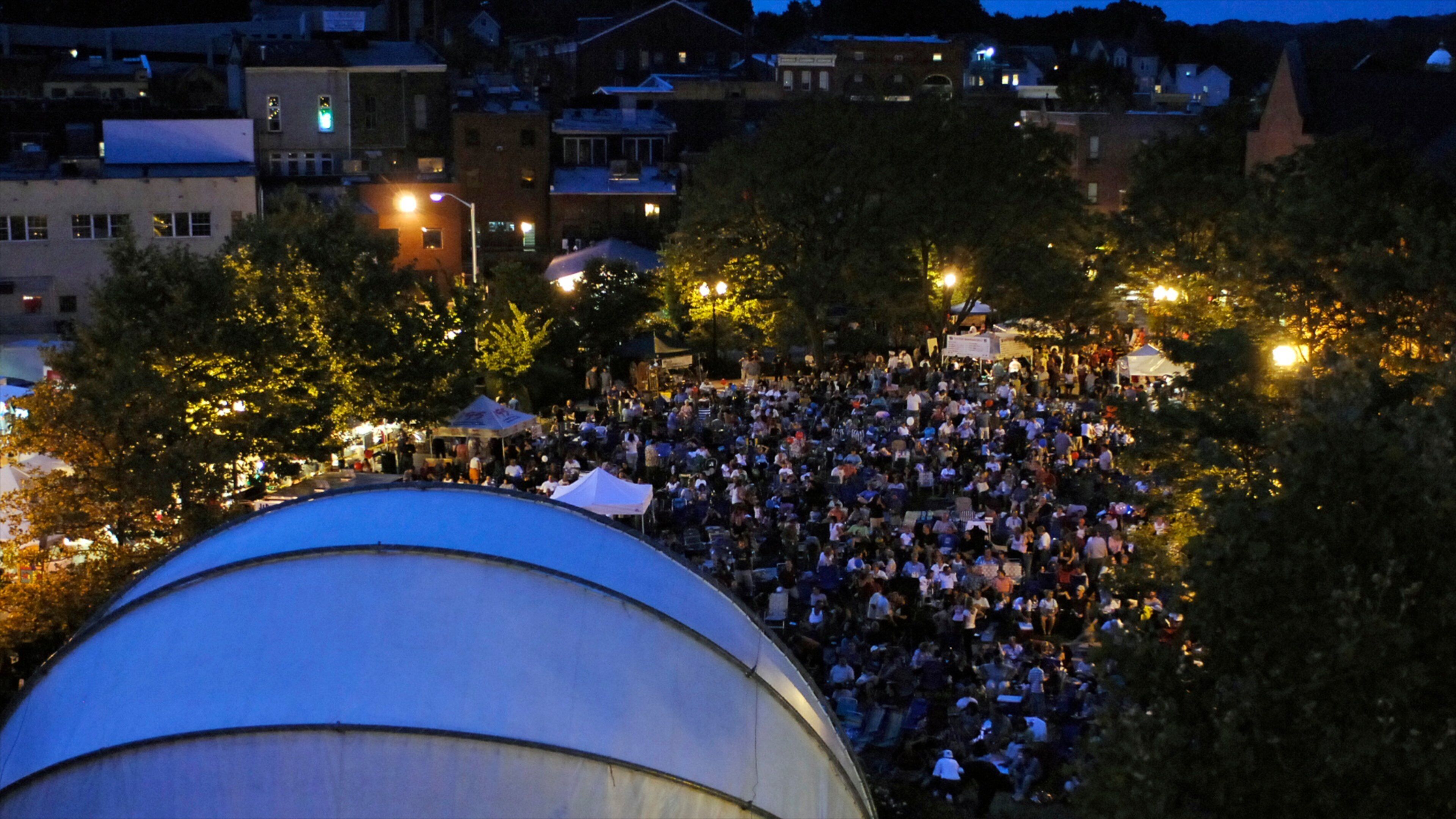 Danbury ofreciendo arte escénica, un festival y música