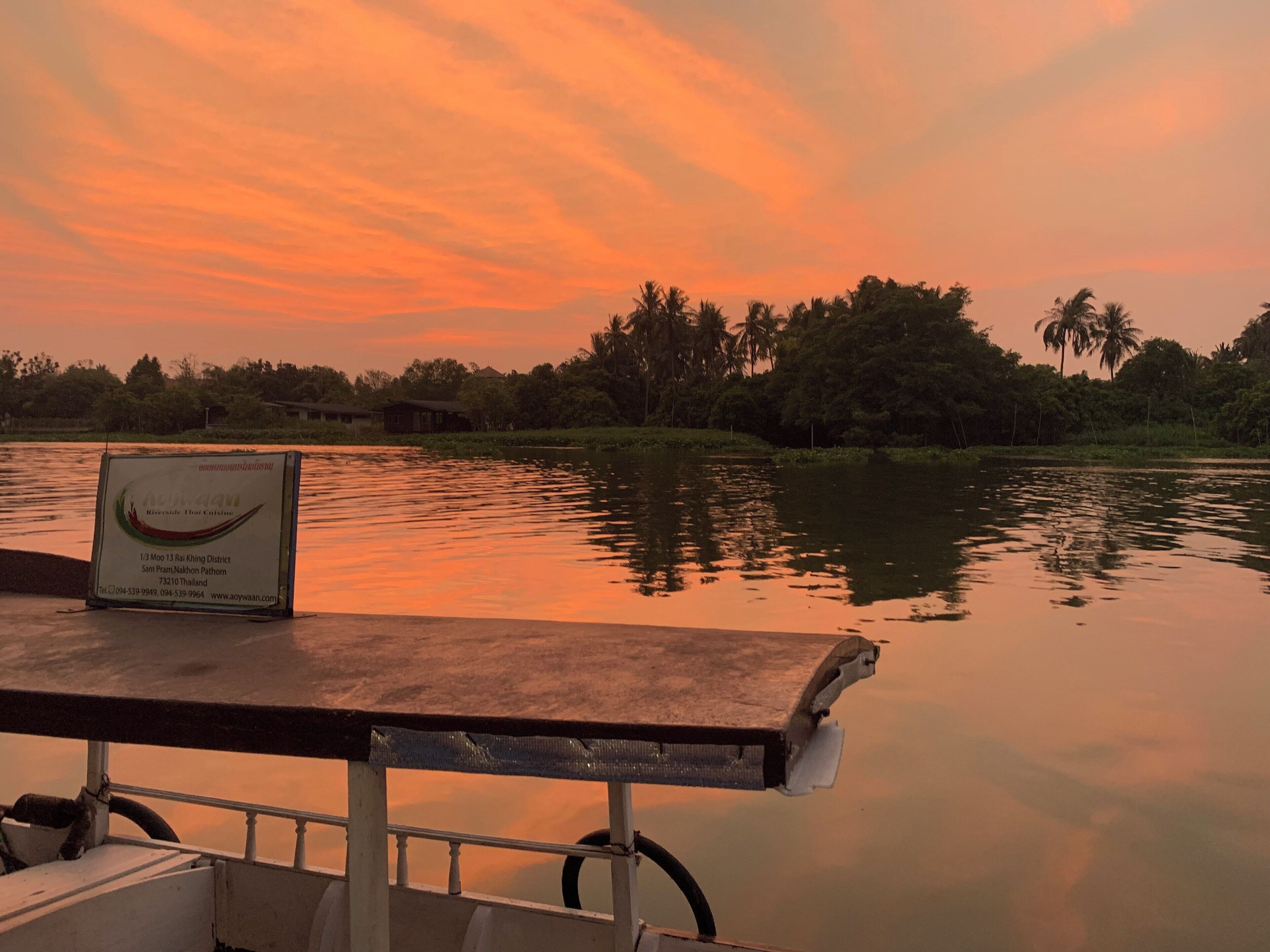 A great restaurant with a garden and riverside view, serving old grandma Thai cuisine.