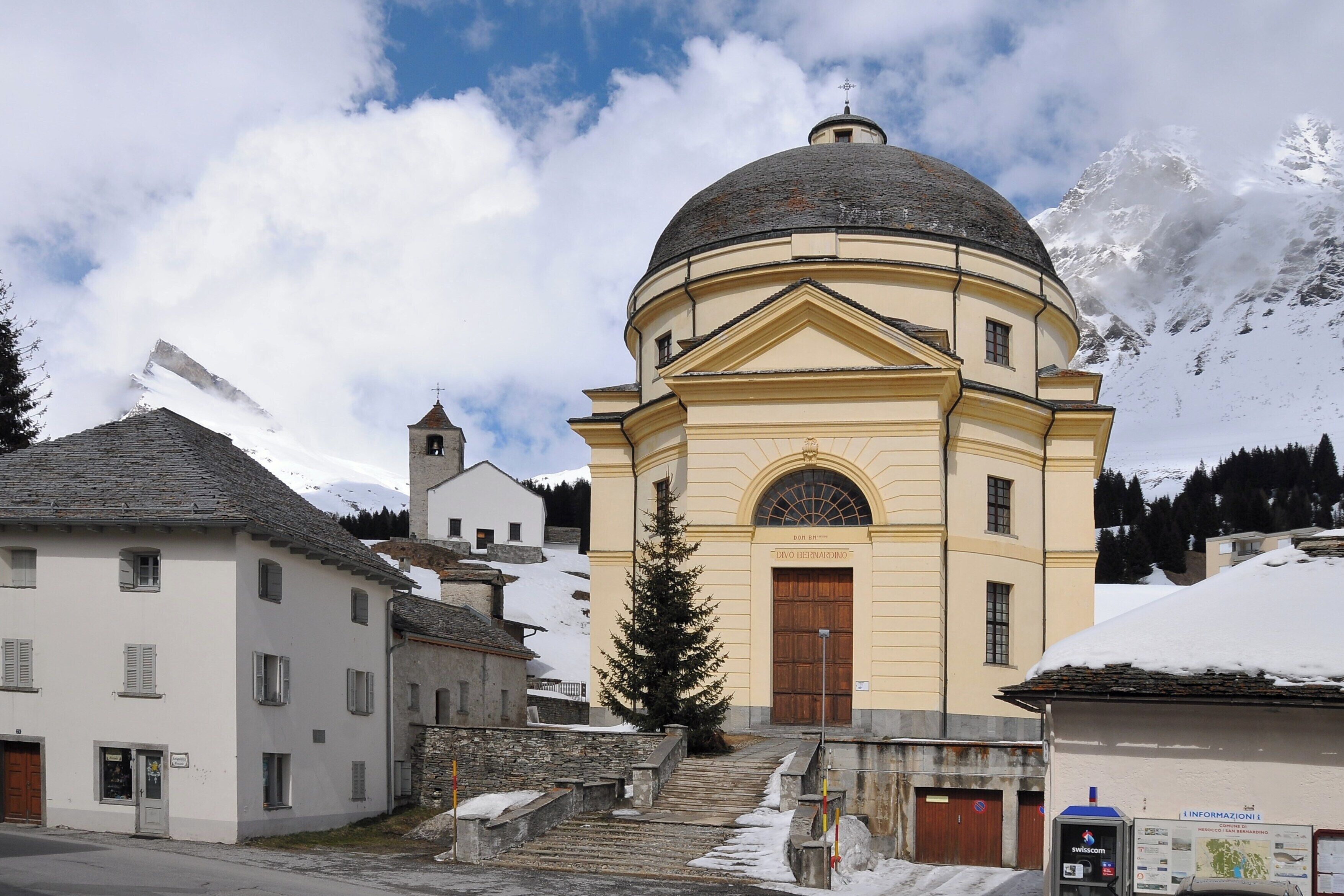 Die Kirche Chiesa di San Bernardino da Siena in San Bernardino GR wurde zwischen 1867 und 1897 von G. Gloria aus Mailand erbaut und 1897 geweiht. Sie stellt eine Nachahmung der Chiesa San Carlo al Corso in Mailand dar. Beachtenswert ist das mit Steinplatten gedeckte Kuppeldach. Links von der Kirche: Die Kapelle wurde 1467 erstmals erwähnt. Erbaut wurde sie wohl nach der Heiligsprechung Bernardino von Siena auf Veranlassung des Grafen Heinrich von Sax-Misox