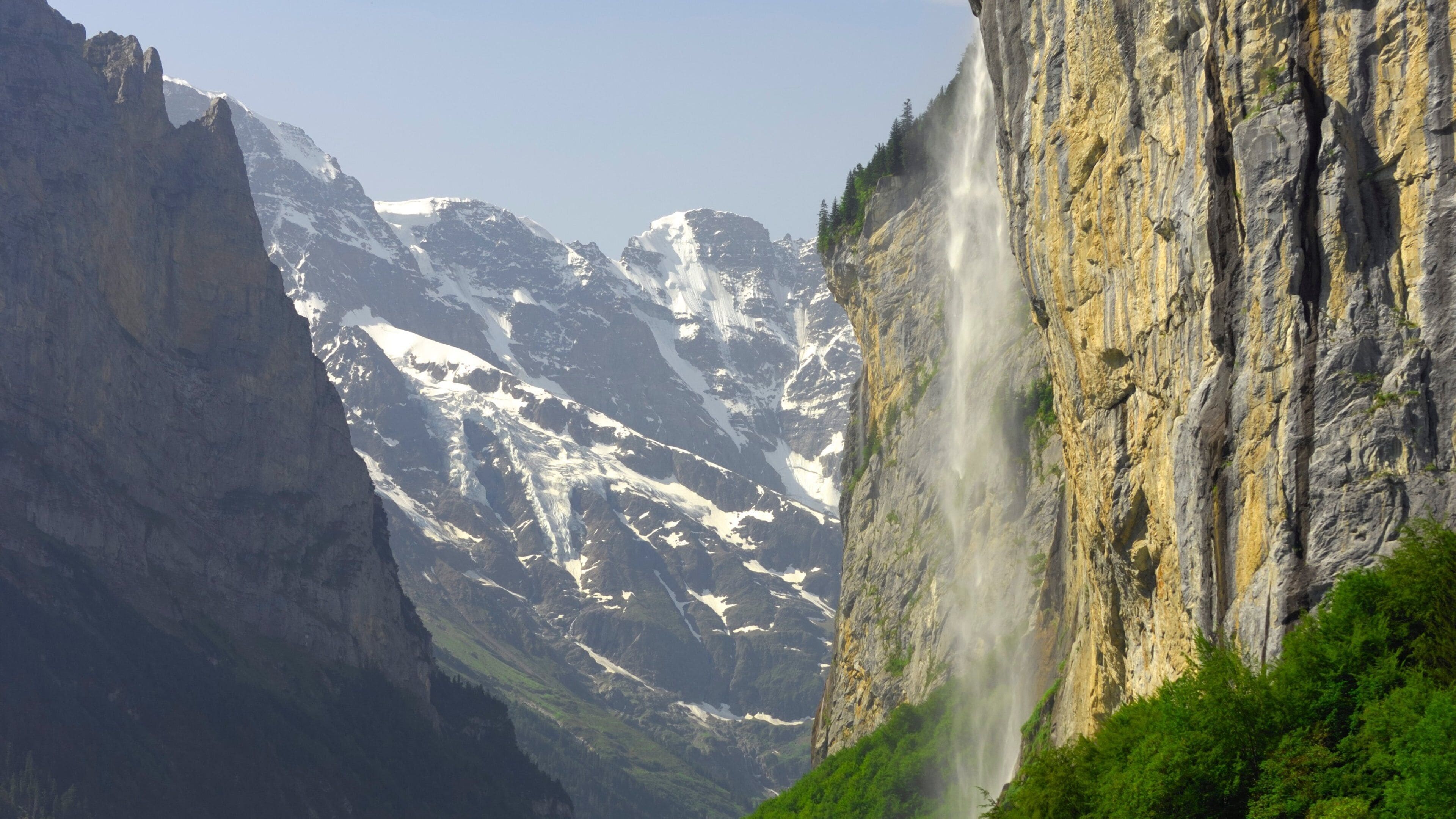 Lauterbrunnen bevat een cascade en bergen