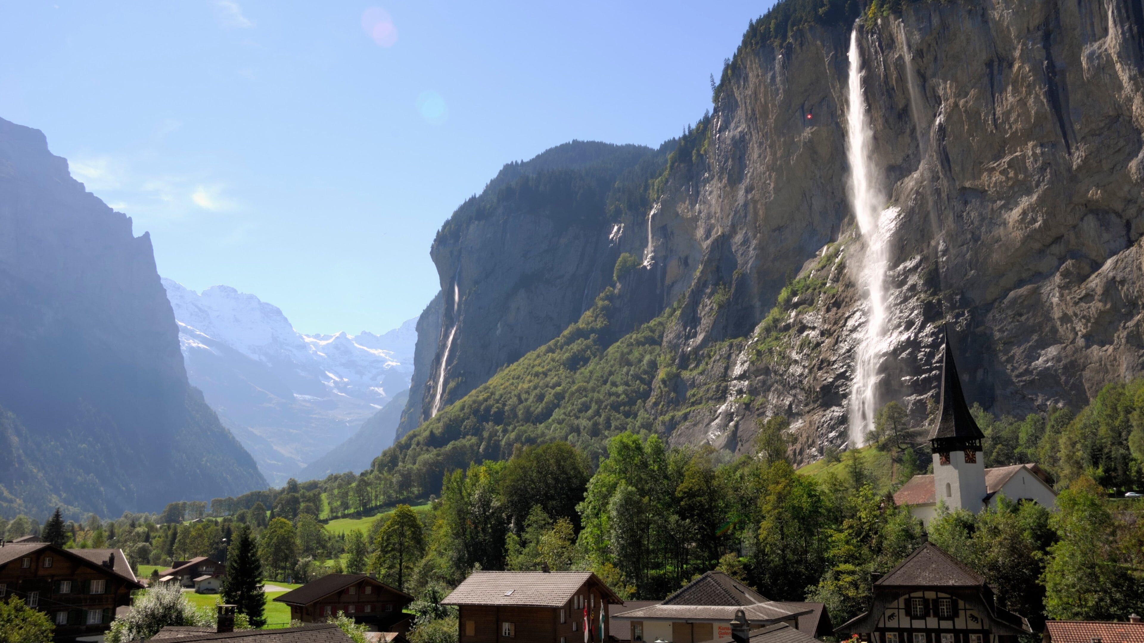Lauterbrunnen inclusief een waterval, een kloof of ravijn en een klein stadje of dorpje