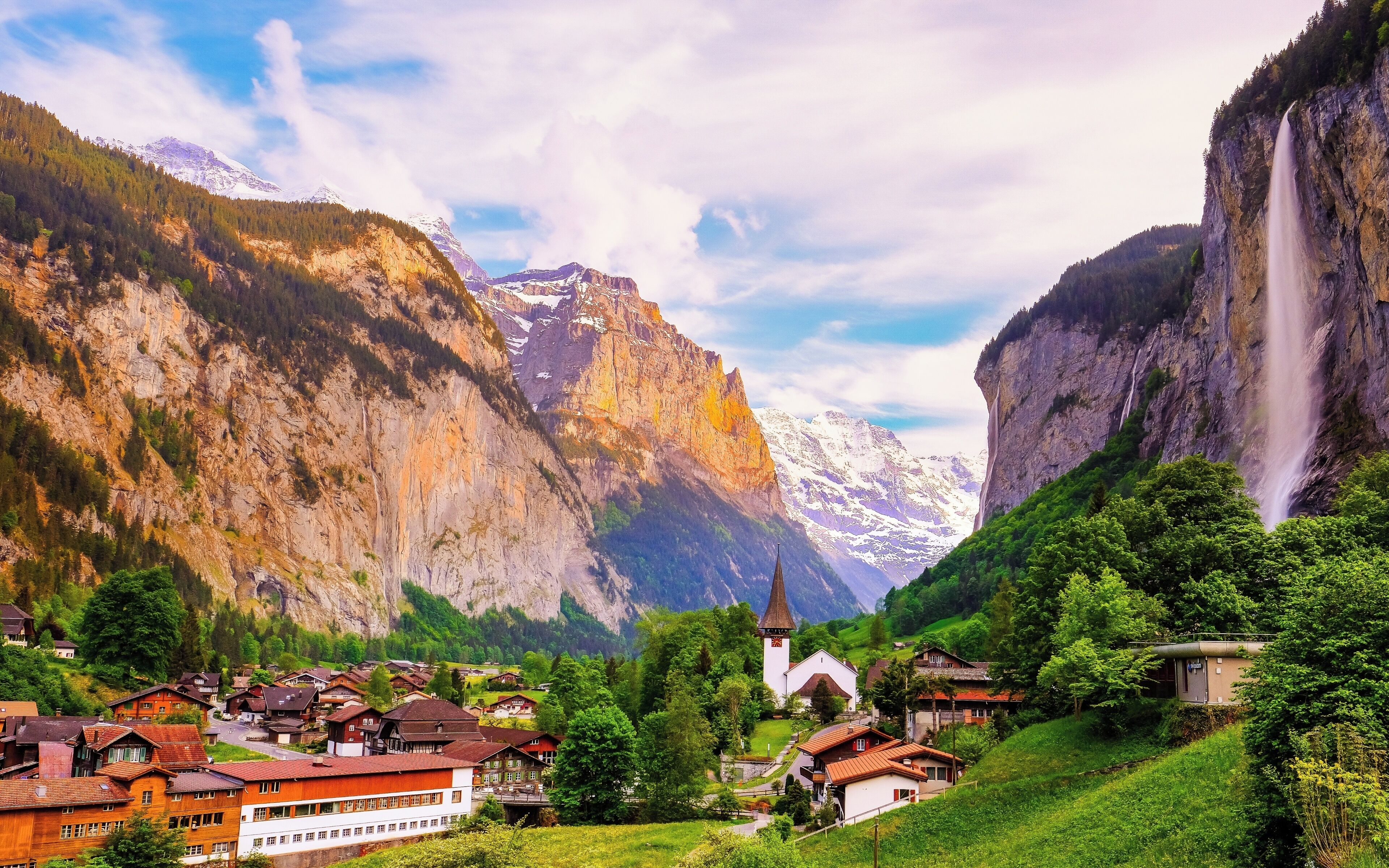The Lauterbrunnen valley is stunning and a must see when in Switzerland. Fun fact: Tolkien actually travelled through the Lauterbrunnen valley in 1911 and it might have been one of his inspirations for Middle Earth.
This exact viewpoint is just about a 5 minute walk from the Lauterbrunnen train station. Just follow the main road and then take a left to go slightly down the hill.