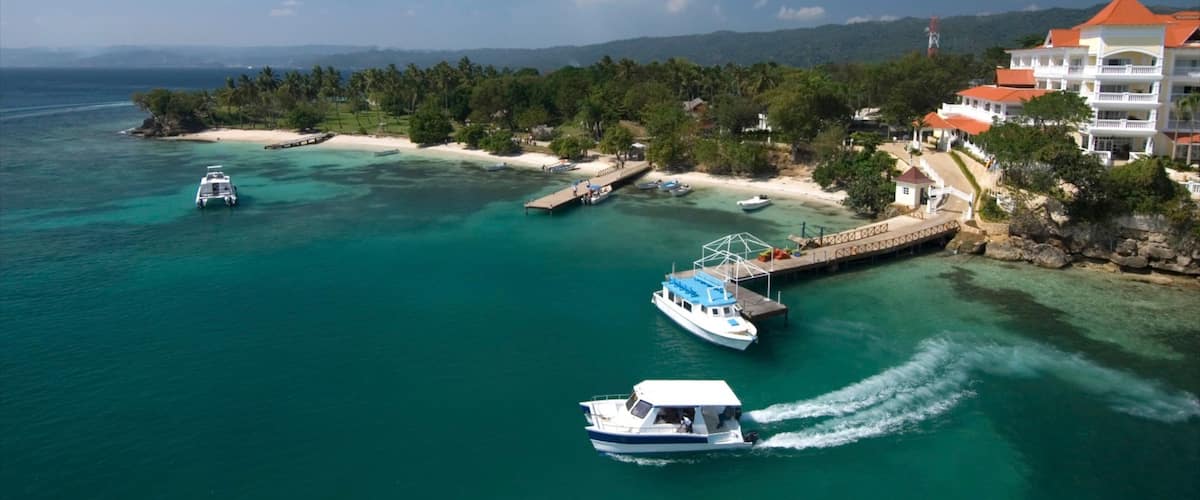 República Dominicana mostrando vistas de una isla, un hotel o resort de lujo y escenas tropicales