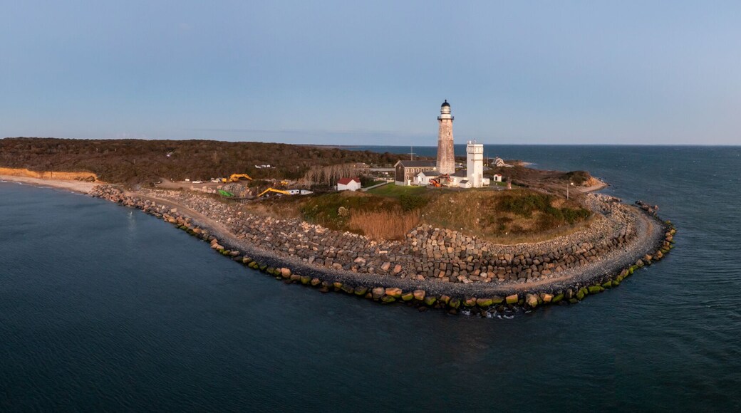Un faro en una pequeña isla rodeada de aguas tranquilas.