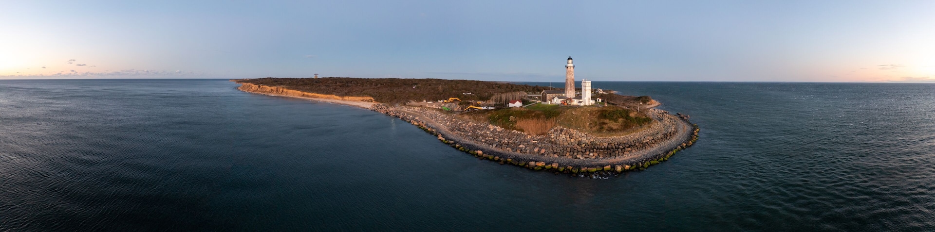 Un faro en una pequeña isla rodeada de aguas tranquilas.