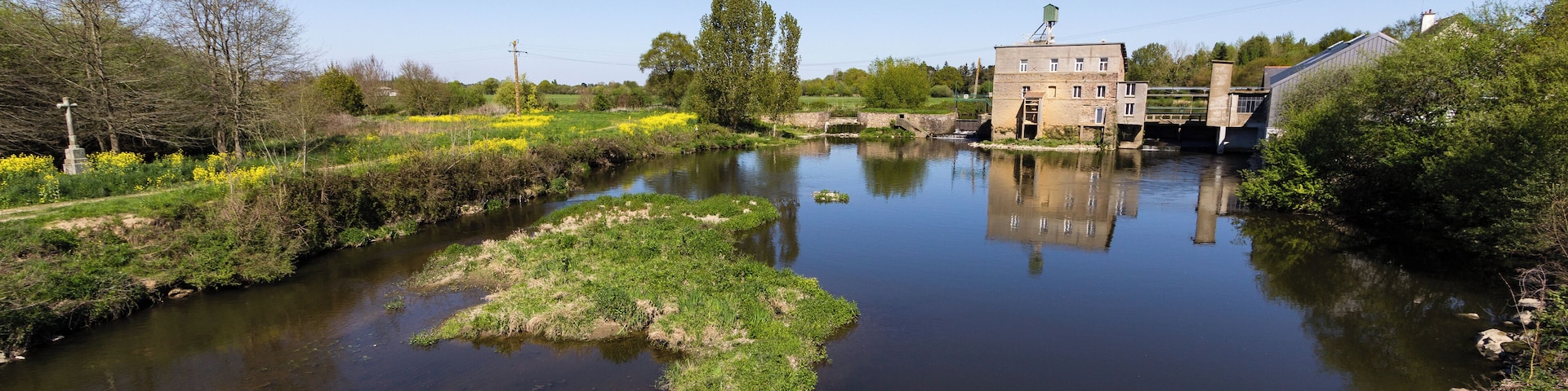 Français: Aval du moulin de Champcors sur la Vilaine à Bruz.