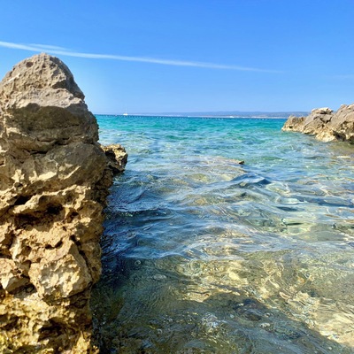 Schöner öffentlicher Strand mit tollen Strandbars und Schattenplätzen. Sehr zu empfehlen!!!