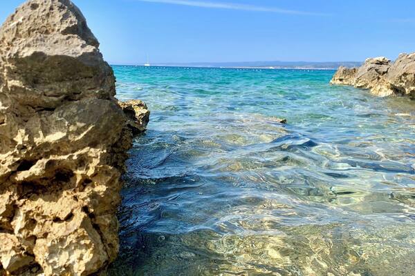 Schöner öffentlicher Strand mit tollen Strandbars und SchattenplÀtzen. Sehr zu empfehlen!!!
