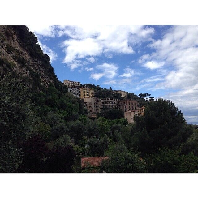 The amalfi coast's scenery is amazing. The cliff side houses are beautiful. Taken in Sorrento #architecture