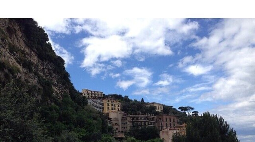 The amalfi coast's scenery is amazing. The cliff side houses are beautiful. Taken in Sorrento #architecture