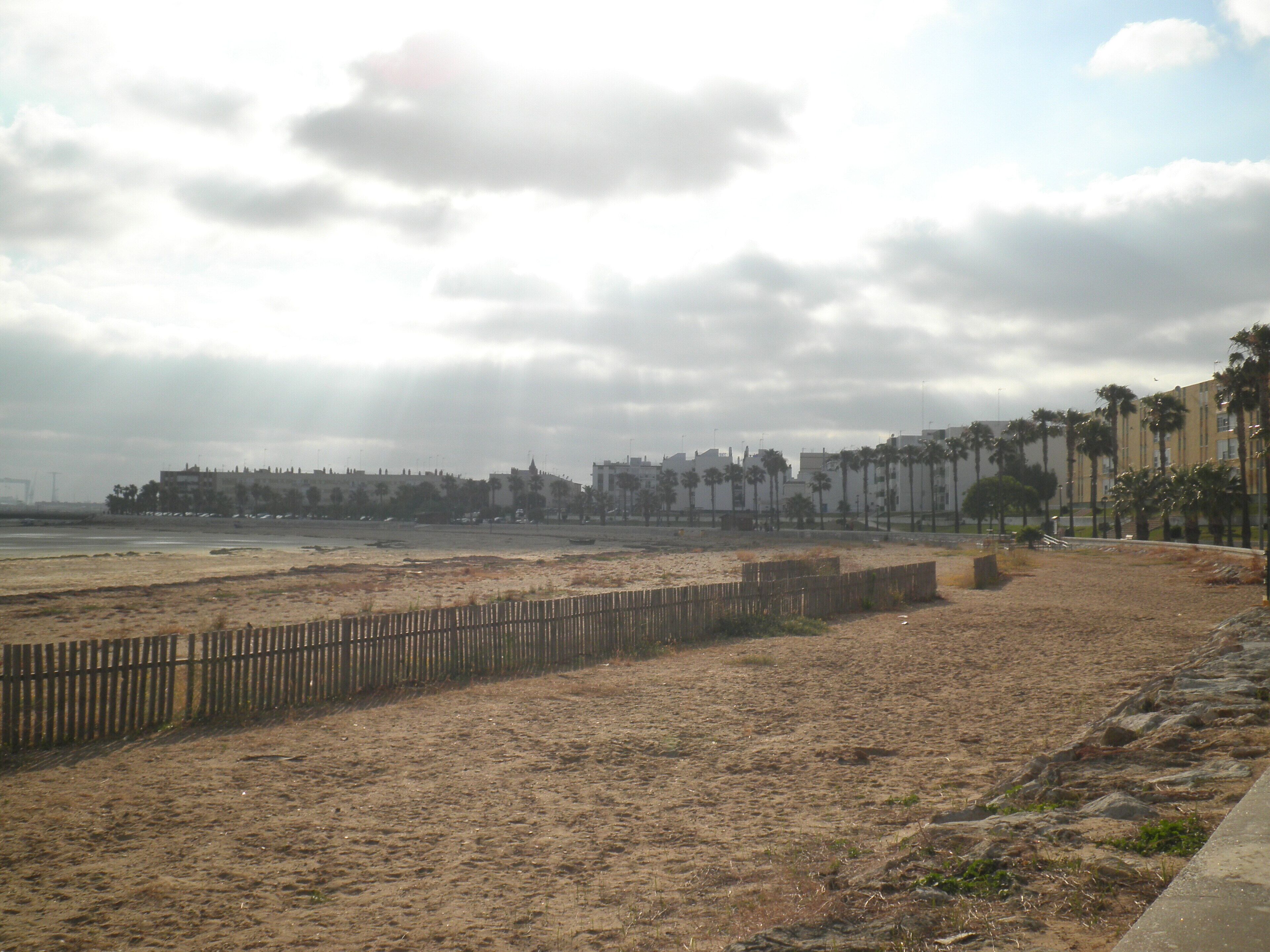 Vista de la Playa de la Cachucha con la marea vacía.