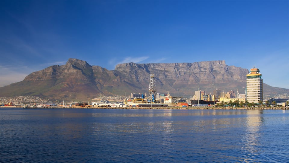 Cape Town showing mountains and general coastal views
