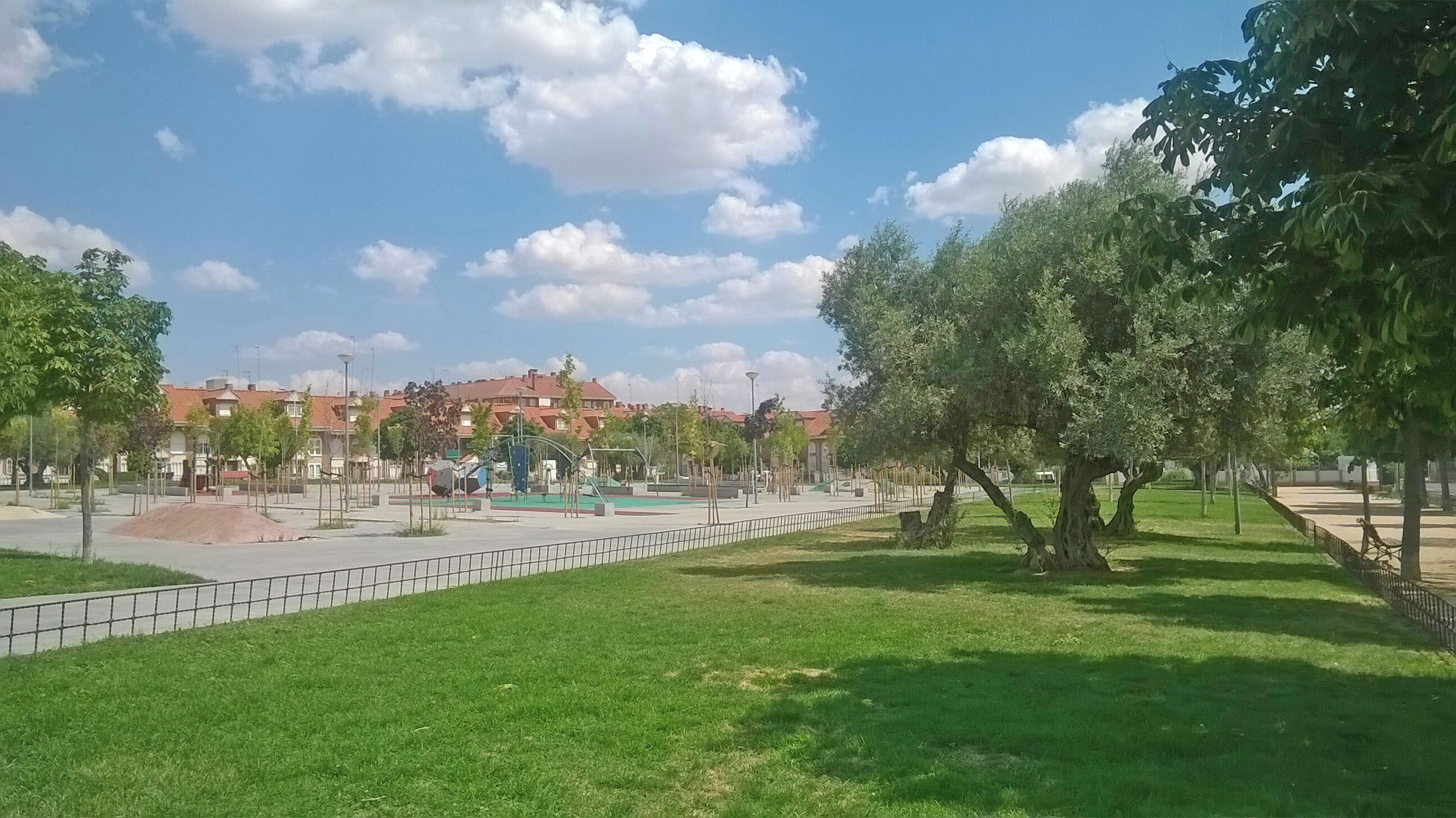 Este parque es conocido como parque de la Garrapata y Parque de la República Argentina tambien popularmente se le conoce como parque de los bomberos debido a la proximidad con las antiguas instalaciones de los bomberos