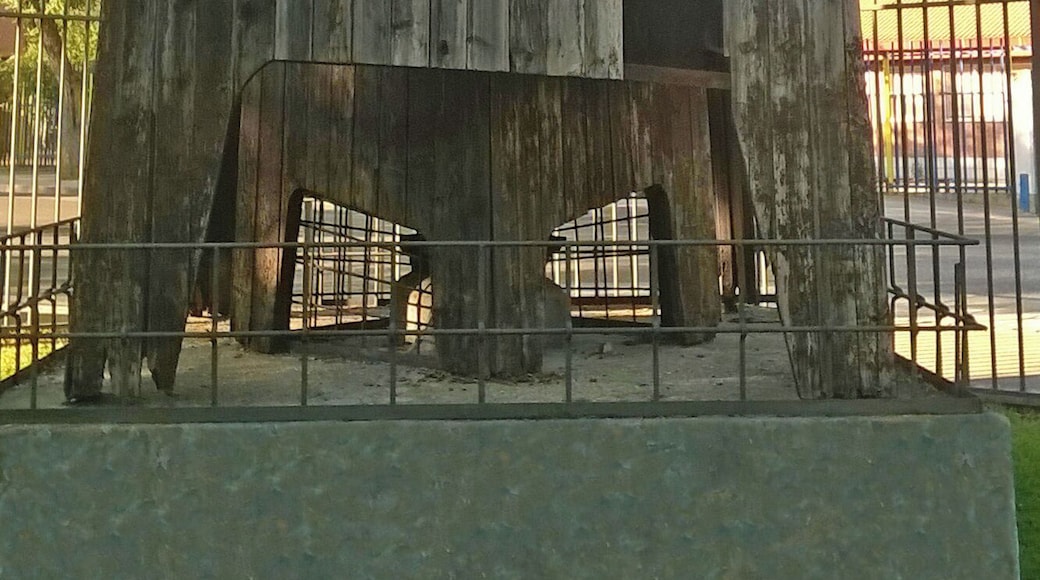 Es una de las esculturas mas antiguas de Parla, esta echa en madera y en la parte central tiene una esfera metálica en forma de jaula con la avutarda dentro, ya que es el ave que representa el escudo y la bandera del municipio.