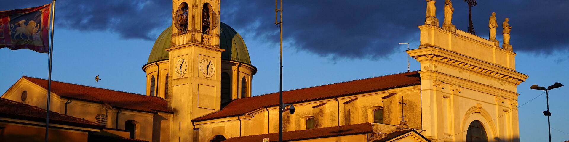 Church of San Giovanni Battista, the main church of the town. San Giovanni Lupatoto.
Place of worship illuminated by the setting sun.
Christian life in Veneto.