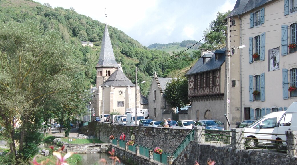 This building is indexed in the Base Mérimée, a database of architectural heritage maintained by the French Ministry of Culture, under the reference PA00095320 .