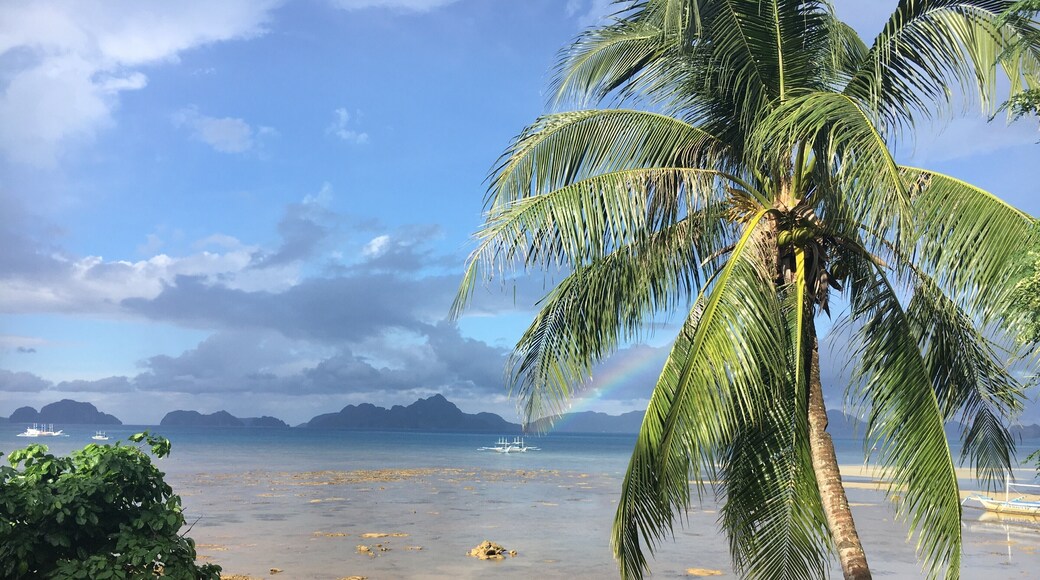 Get up early and catch the unreal lighting over the water in El Nido. #LifeatExepdia #beaches #rainbowsandpalmtrees