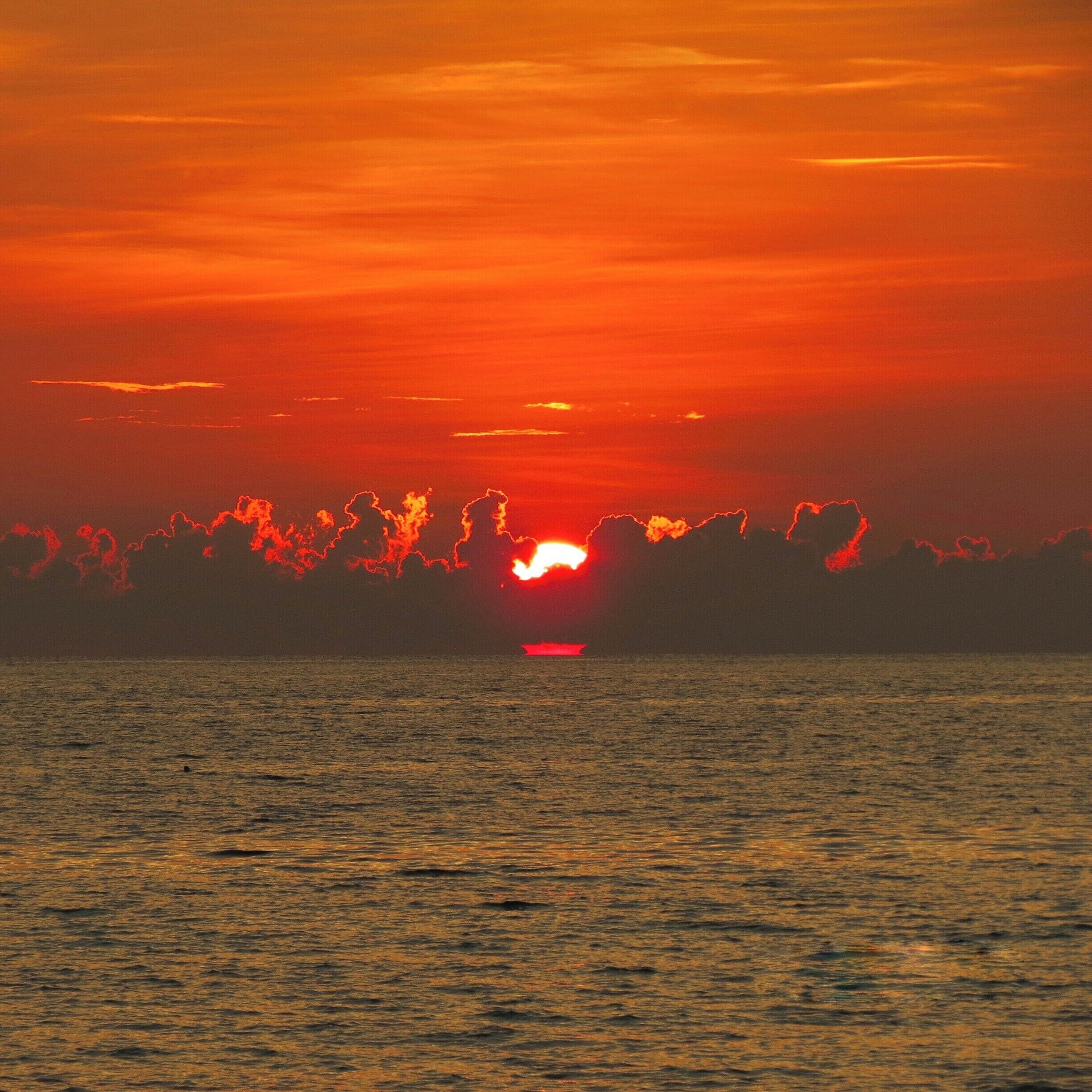 This is the pretiest sunset Ive ever seen... Seems like the sun has crown..  
Watch our Free sunset Video clip at http://bit.ly/1tflqHb  
#TheAmbientCollection #GoldenHour
#Waterlust #BeachBound