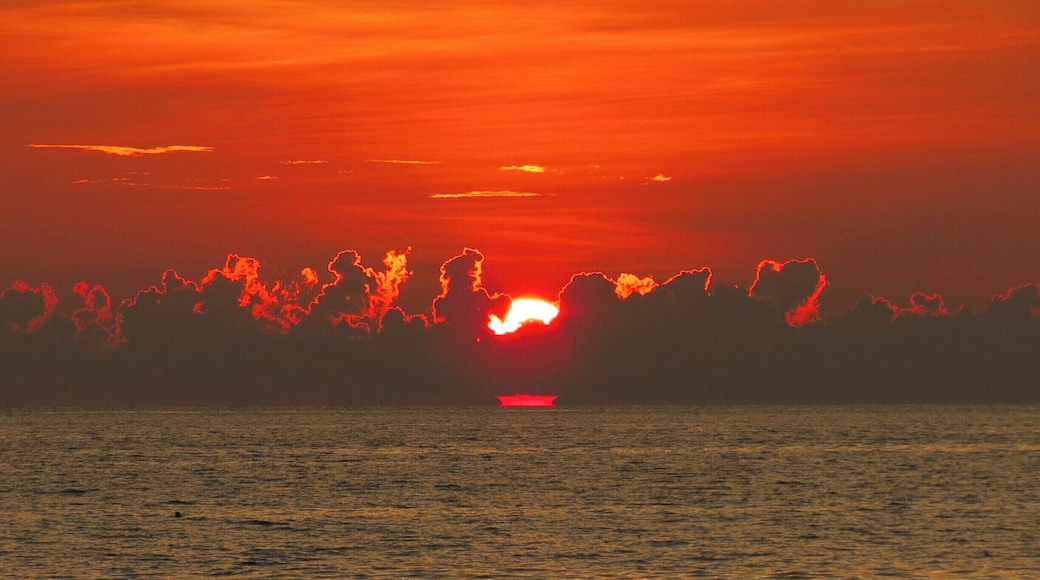 This is the pretiest sunset Ive ever seen... Seems like the sun has crown..
Watch our Free sunset Video clip at http://bit.ly/1tflqHb
#TheAmbientCollection #GoldenHour
#Waterlust #BeachBound