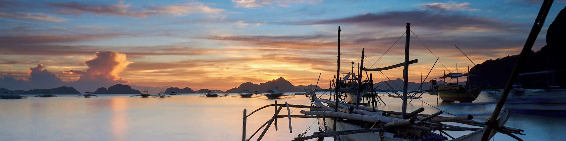 A short walk south of El Nido you'll find Corong Corong beach. In many places in the world this would be the best beach for miles around and packed with tourists. In Palawan however it's one of the poorer choices and pretty empty.
This image was taken at sunset one evening on the #bvsphilippines tour. 
#philippines #elnido #beachtips