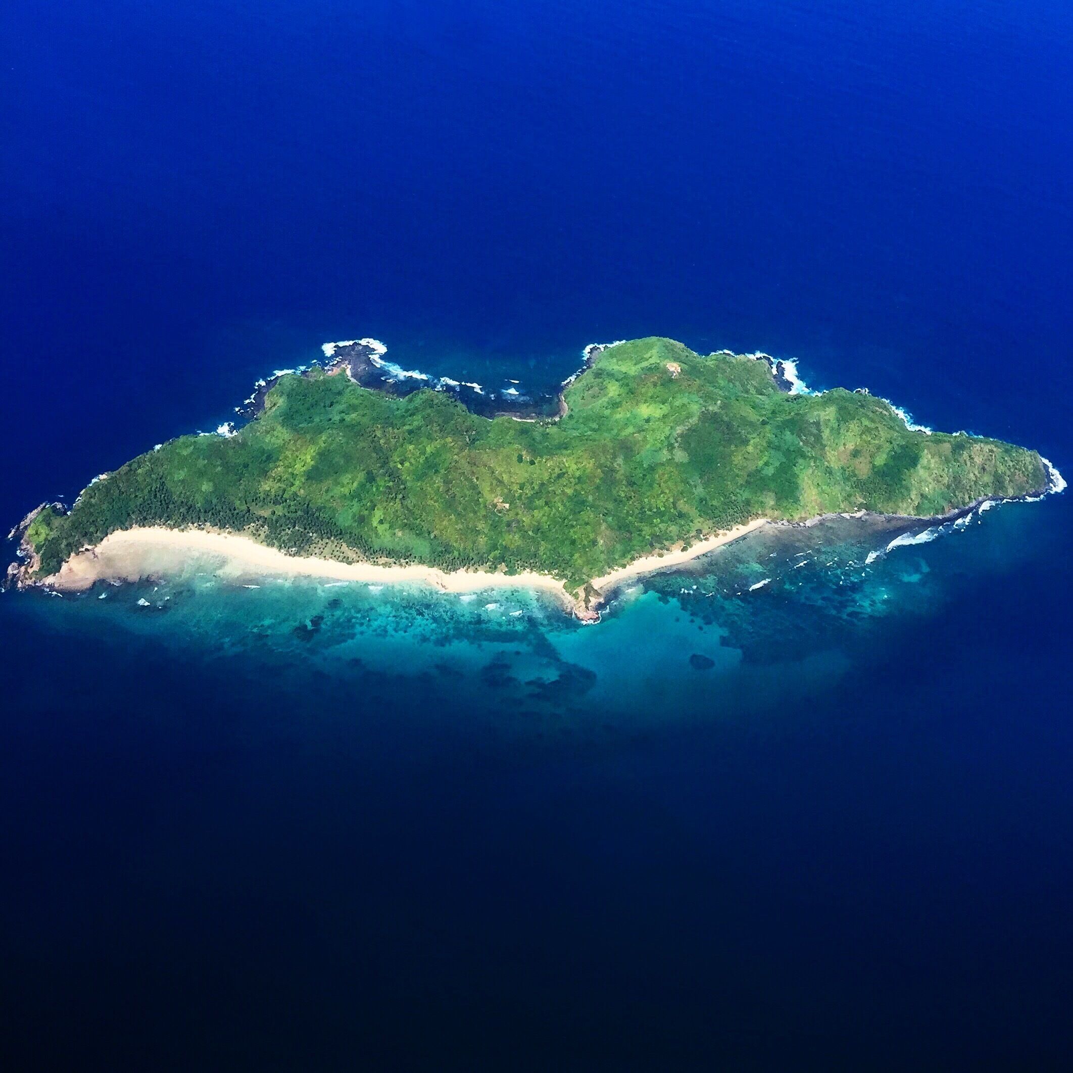 See ya later Philippines. I fell in love with your islands and people. You are an untouched paradise and I hope I'm fortunate enough to come back again real soon (photo taken with my iPhone whilst flying over one of the many islands of Palawan). 💙✈️