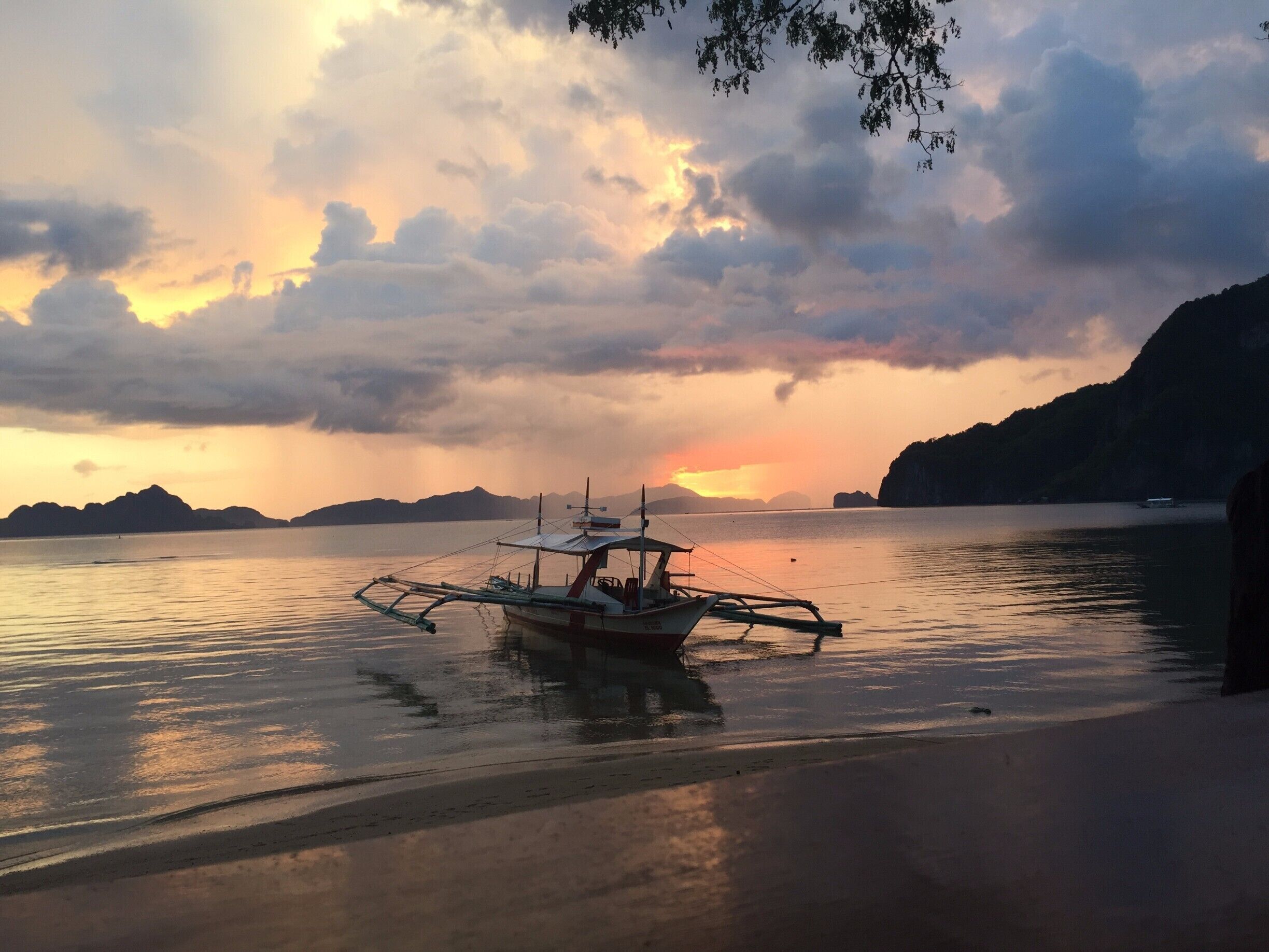Best bar to watch the sunset from on the south west side of El Nido #coroncoron #elnido #philippines