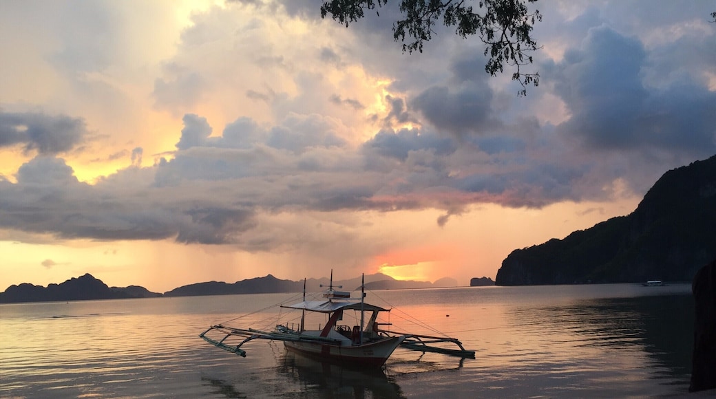 Best bar to watch the sunset from on the south west side of El Nido #coroncoron #elnido #philippines