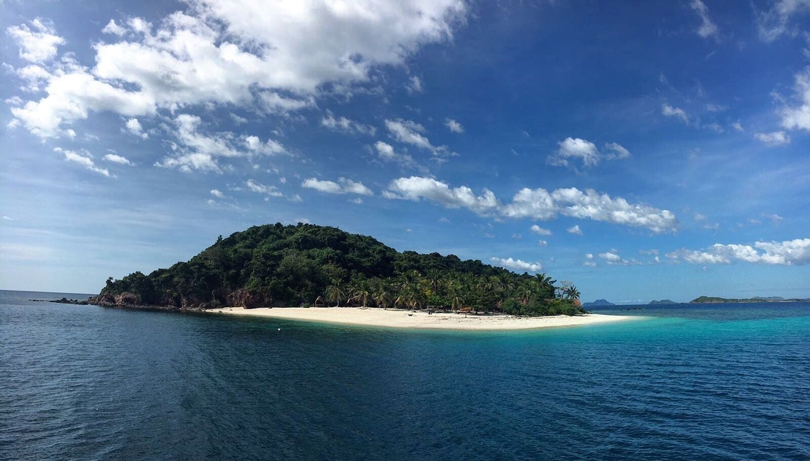 Doing the Tao Philippines Expedition from Coron to El Nido, Palawan. 5 days and 4 nights by bangka boat. Amazing snorkelling and feeling like Robinson Crusoe on islands like these! www.taophilippines.com