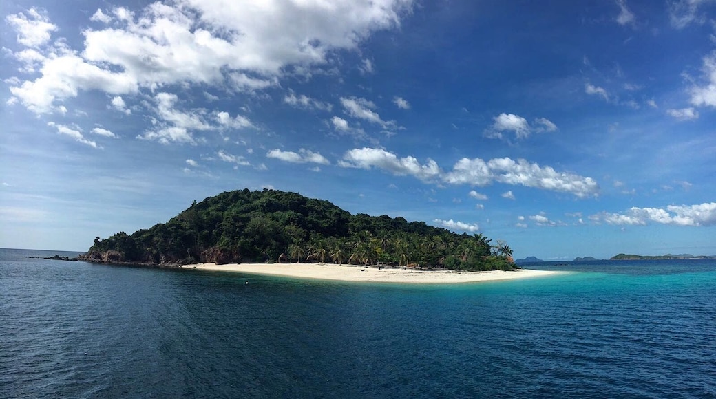 Doing the Tao Philippines Expedition from Coron to El Nido, Palawan. 5 days and 4 nights by bangka boat. Amazing snorkelling and feeling like Robinson Crusoe on islands like these! www.taophilippines.com