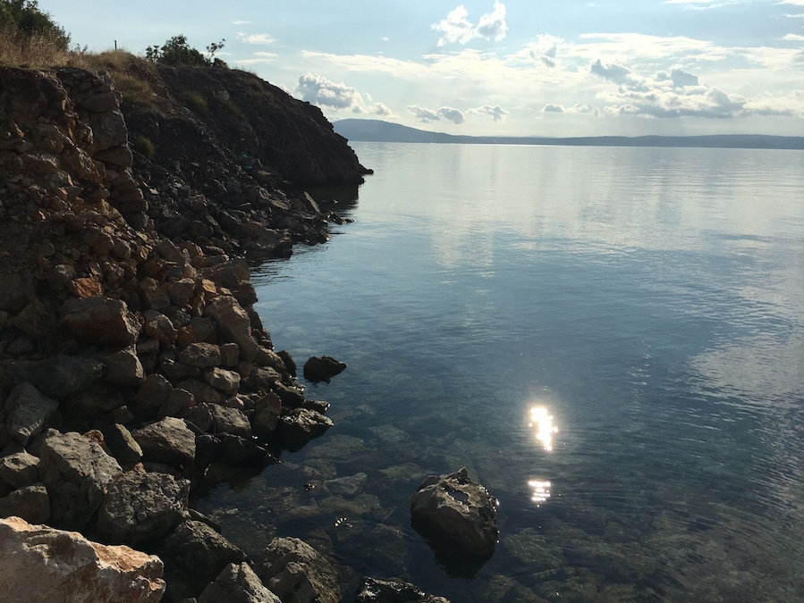 This place is litteraly nowhere. But the water is so clear! We spend there a night with a few other campers. It’s really worth it to go there 
#beach
#roadtrip
#sleepingplace