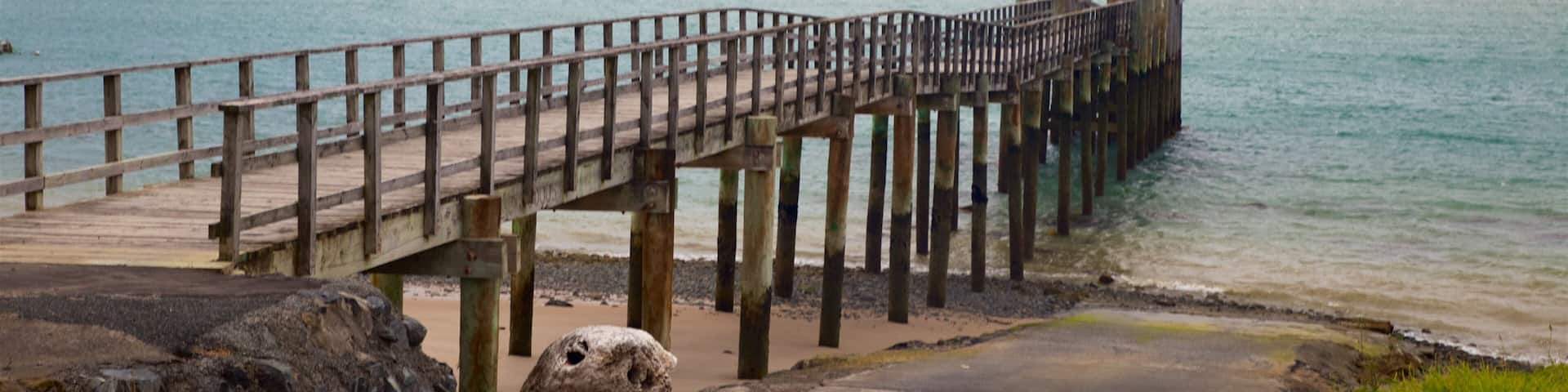 Omapere which includes a bay or harbor