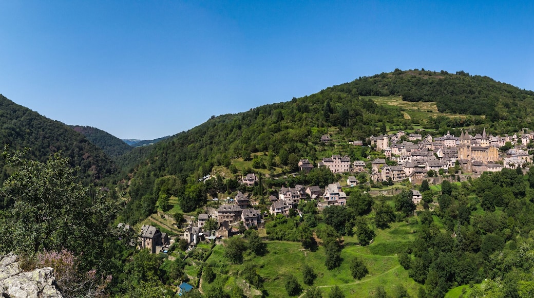 Conques (Aveyron, France) - Vue panoramique du village depuis le point de vue du Bancarel