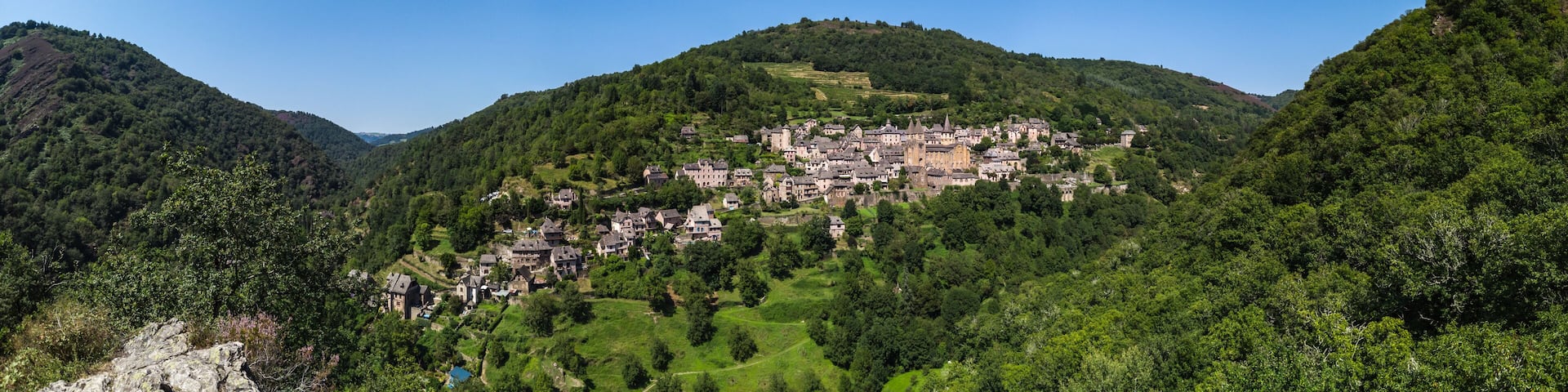 Conques (Aveyron, France) - Vue panoramique du village depuis le point de vue du Bancarel
