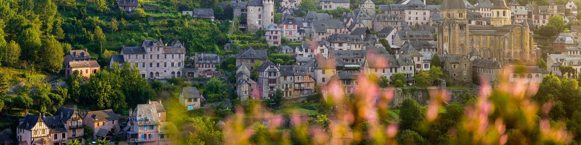 Vue de Conques depuis le Bancarel au petit matin, vallon de l’Ouche, Aveyron, Midi-Pyrénées, Occitanie, France
