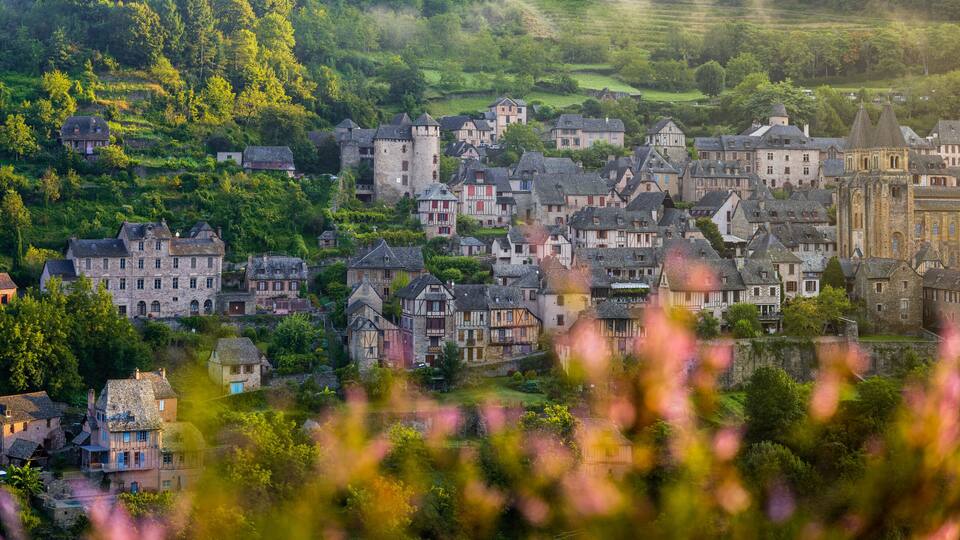 Vue de Conques depuis le Bancarel au petit matin, vallon de l’Ouche, Aveyron, Midi-Pyrénées, Occitanie, France