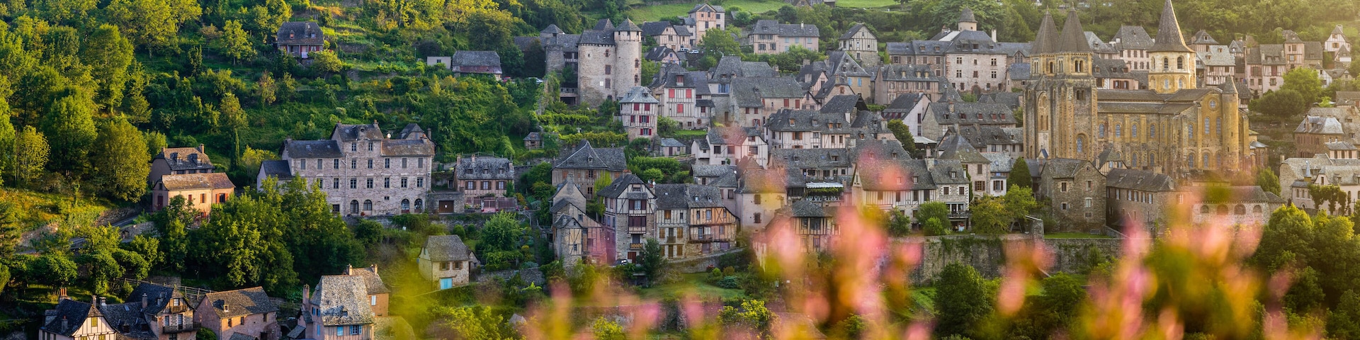 Vue de Conques depuis le Bancarel au petit matin, vallon de l’Ouche, Aveyron, Midi-Pyrénées, Occitanie, France