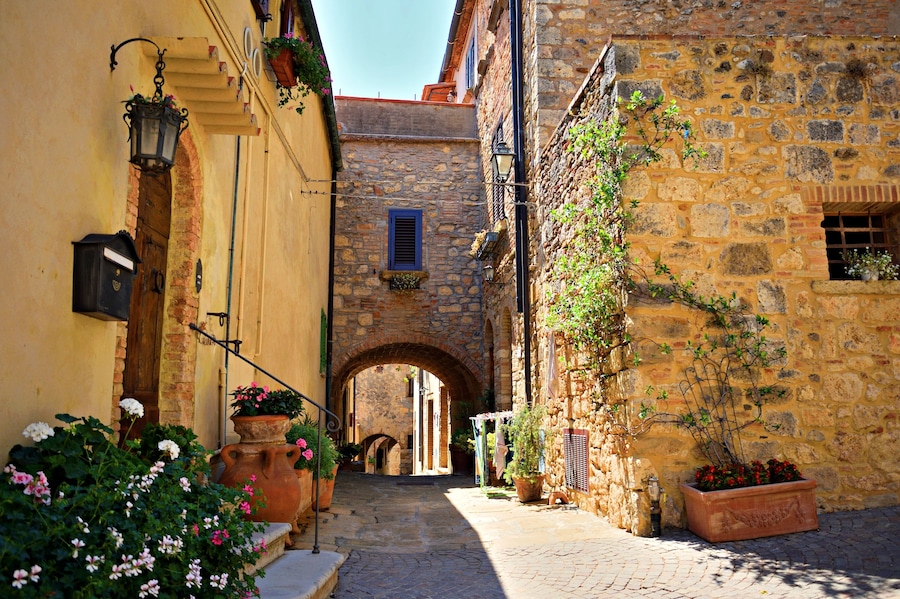 case tradizionali nel vecchio borgo toscano di Bibbona, in Val di Cecina, Livorno Italia