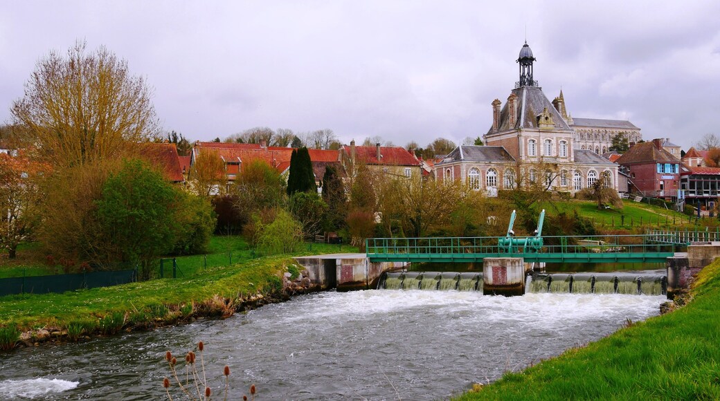 Ecluse sur le fleuve Somme dans le village de Long en Picardie dans le département de la Somme en France Europe