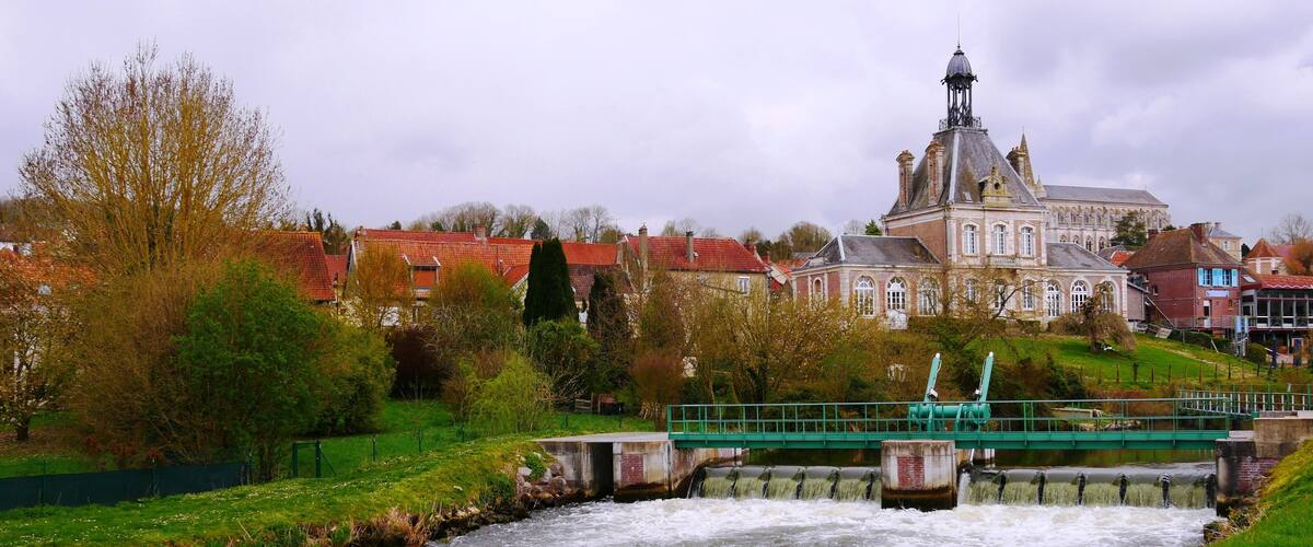 Ecluse sur le fleuve Somme dans le village de Long en Picardie dans le département de la Somme en France Europe