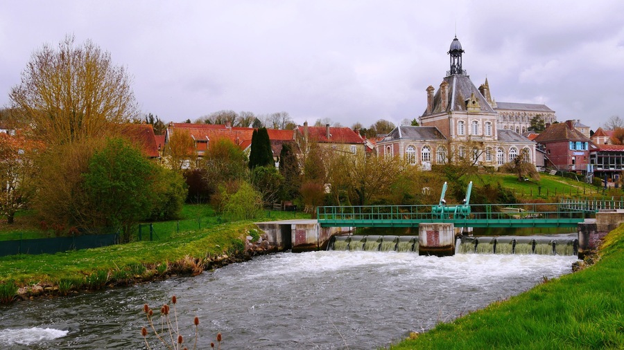 Ecluse sur le fleuve Somme dans le village de Long en Picardie dans le département de la Somme en France Europe