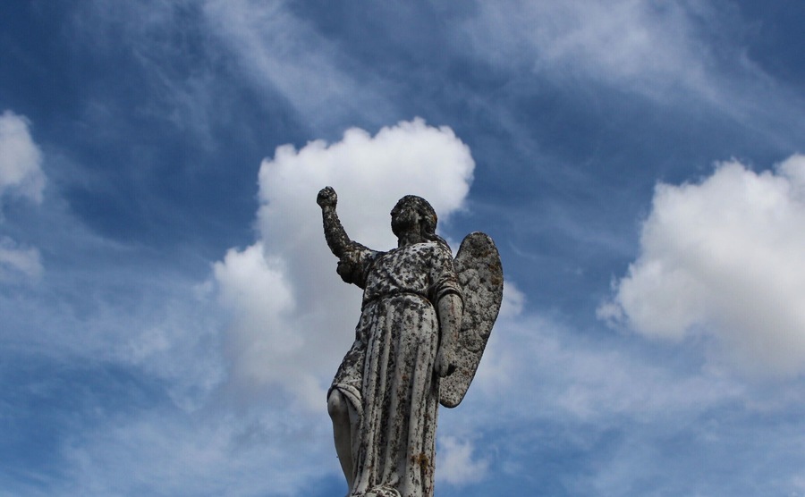 Anjo do cemitério de Almeida.