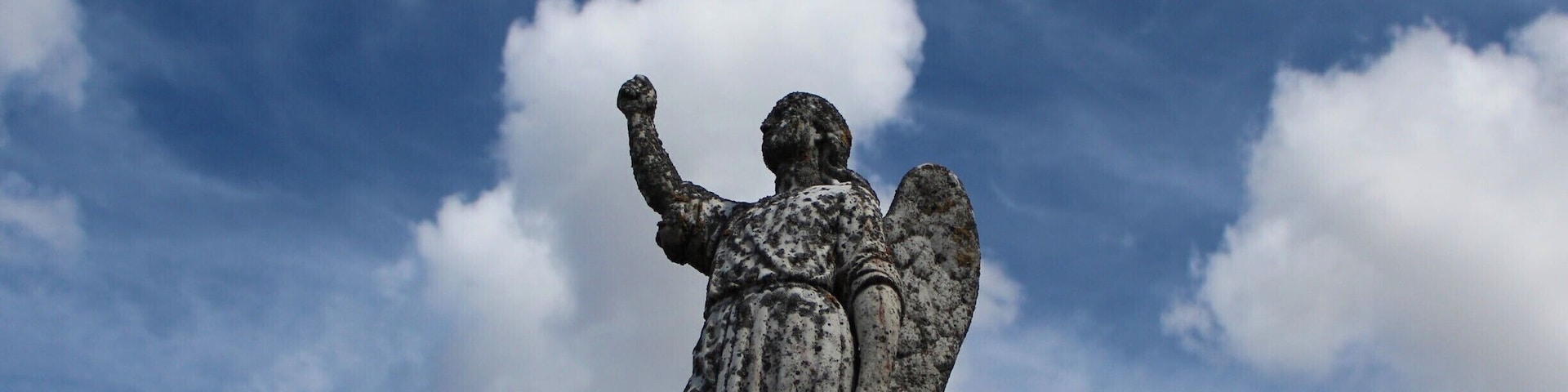 Anjo do cemitério de Almeida.