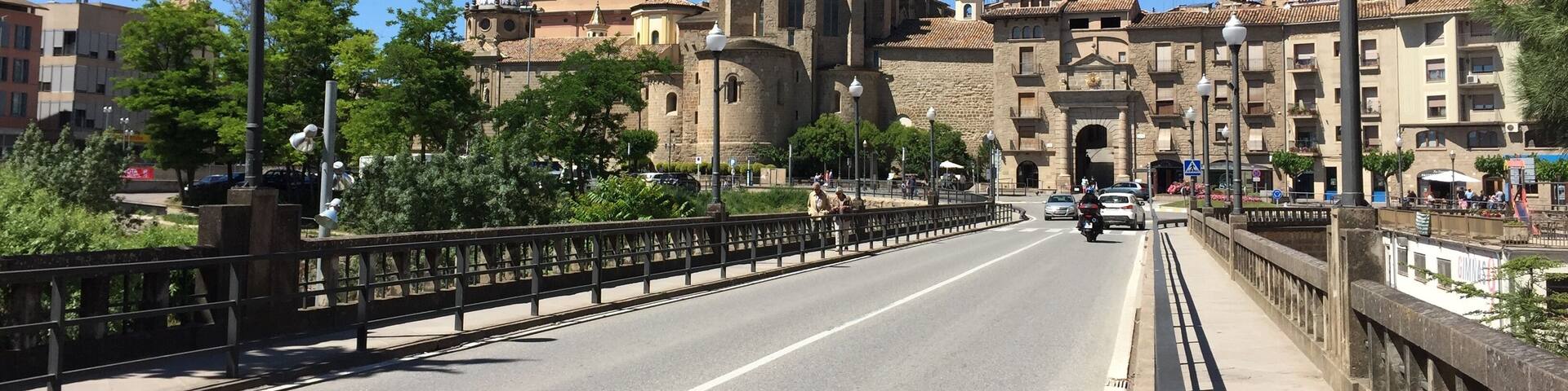 El portal del Pont de Solsona des de l'altre costat del pont.