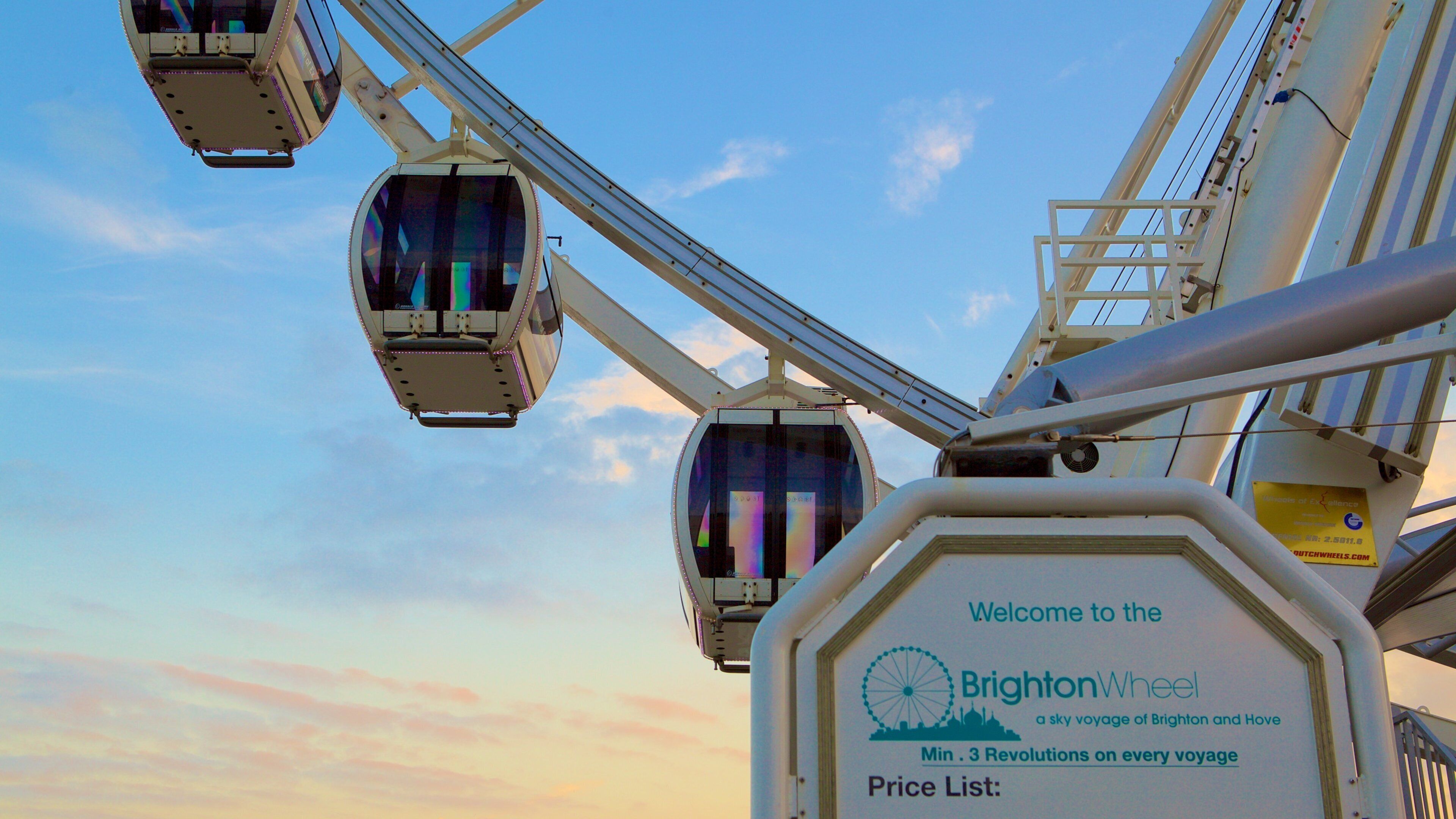 Brighton Wheel som visar skyltar